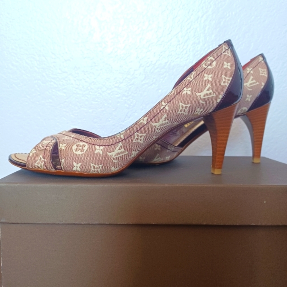 Louis Vuitton Monogram Kiss Me Sandals - Picture 2 of 5